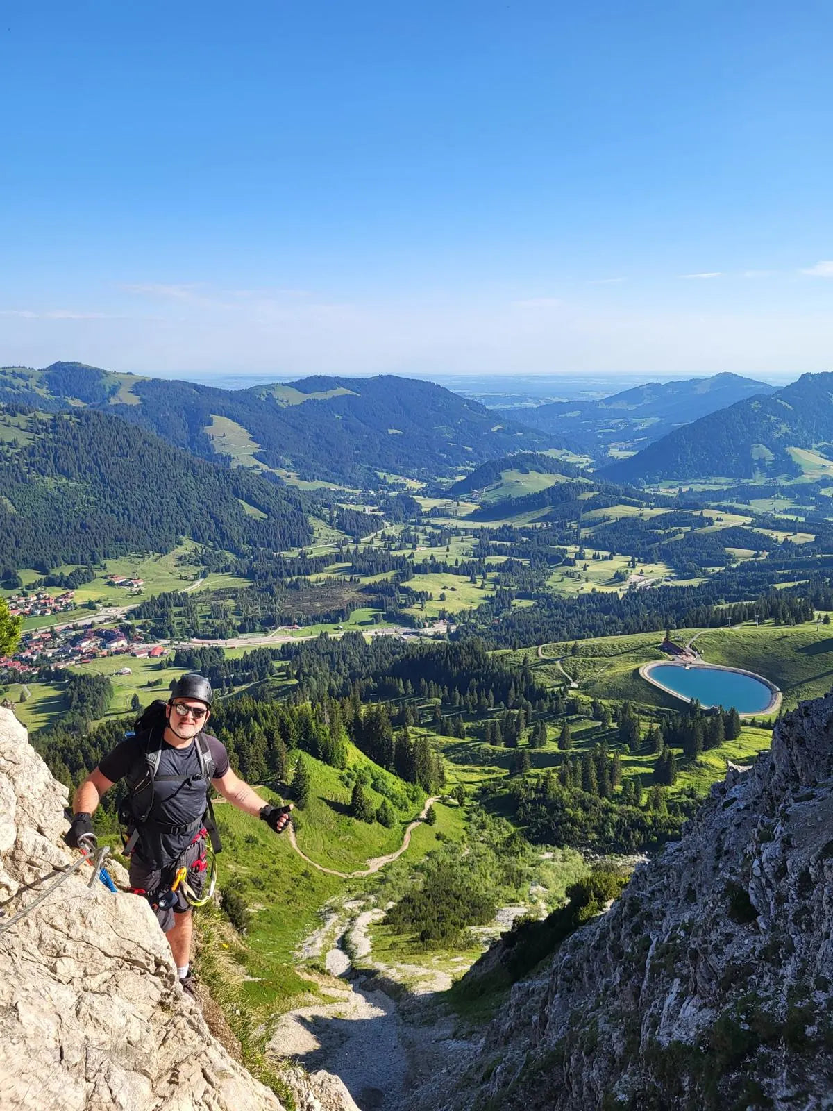 Am Edelrid-Klettersteig am Iseler, Tiefblick auf Oberjoch und den Speichersee