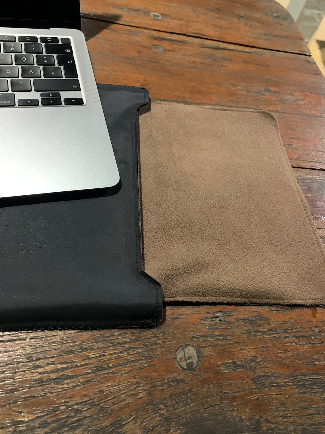 Robuste Laptop-Hülle, 2 lagig,  minimalistisch, mit Mauspad