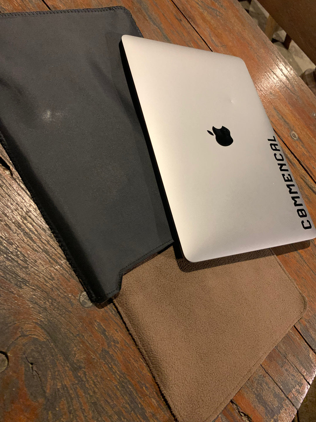 Robuste Laptop-Hülle, 2 lagig,  minimalistisch, mit Mauspad