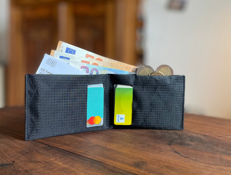 Geldbörse aus X-Pax mit Scheinen outdoor 